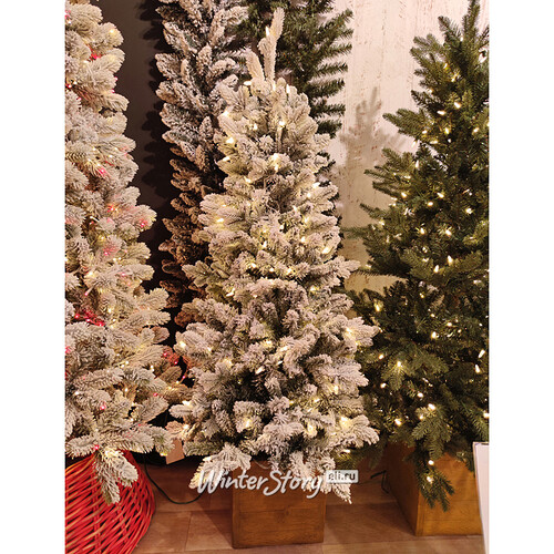 Искусственная елка с гирляндой Норфолк заснеженная 137 см в деревянном кашпо, 200 теплых белых ламп, ЛИТАЯ + ПВХ A Perfect Christmas
