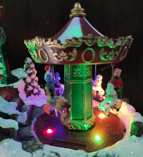 Новогодняя композиция Веселая деревушка Винтердорф 34 см с подсветкой и движением Kaemingk