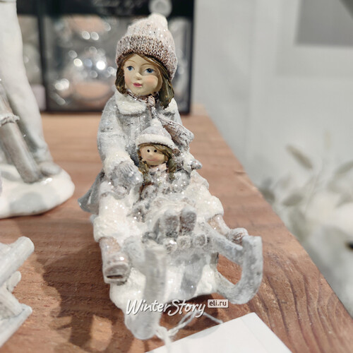 Новогодняя фигурка Winter Fun: Девочка Эйла с куклой на санях 11 см Goodwill