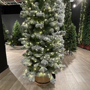 Пристенная искусственная елка с лампочками Шеффилд заснеженная 183 см, 250 теплых белых LED ламп, ЛИТАЯ + ПВХ National Tree Company фото 4