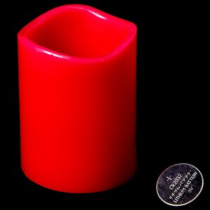 Светильник свеча восковая с мерцающим пламенем 7*5 см красная на батарейках, таймер Koopman фото 1
