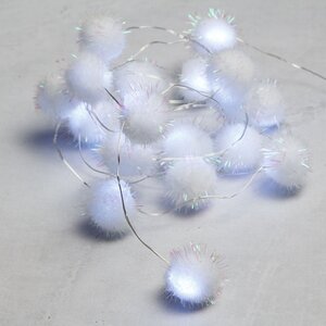 Светодиодная гирлянда шарики Пушистые Снежки Midi на батарейках 1.9 м, 20 холодных белых LED ламп, серебряная проволока, IP20 Koopman фото 4