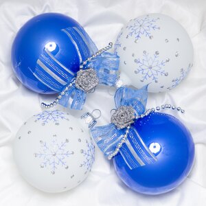 Набор стеклянных елочных шаров Романтика 7 см, 4 шт белый с голубым Фабрика Елочка фото 1