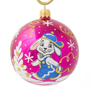 Стеклянный елочный шар Зодиак - Кролик Бенни в кепке 7 см вишневый Фабрика Елочка фото 1