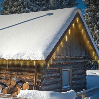 Украшаем деревья гирляндами