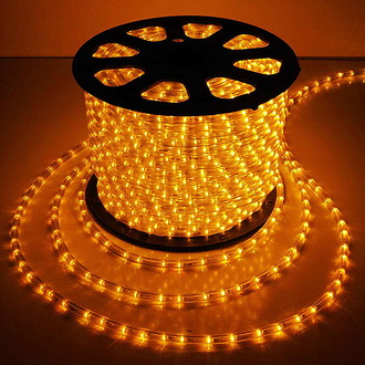 Украшаем деревья гирляндами