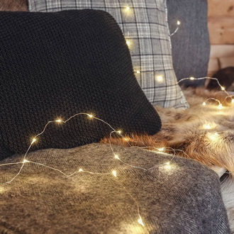 Украшаем деревья гирляндами