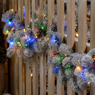 Украшаем деревья гирляндами