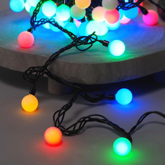 Украшаем деревья гирляндами