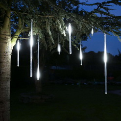 Украшаем деревья гирляндами