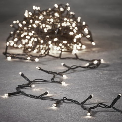 Украшаем деревья гирляндами