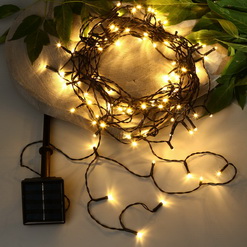 Украшаем деревья гирляндами