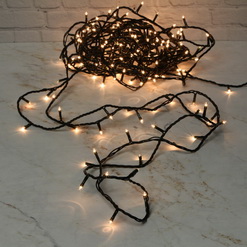 Украшаем деревья гирляндами