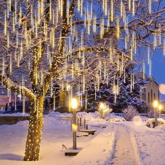 Украшаем деревья гирляндами