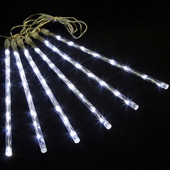 Украшаем деревья гирляндами