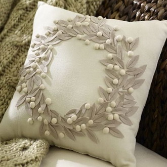 Пряжа, шерсть и помпоны: как сделать красивую декоративную подушку своими руками