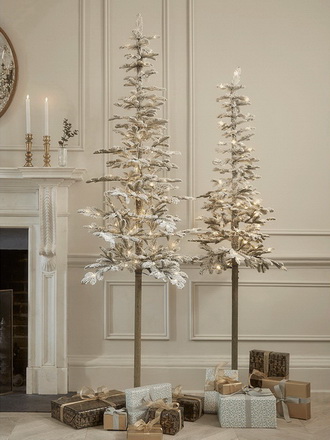 Елка Альпийская заснеженная с лампочками