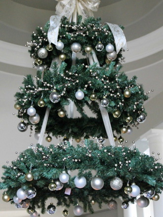 Висящая елка