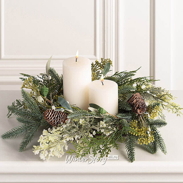 Венок-подсвечник Alva 35 см с шишками и белыми цветами Edelman