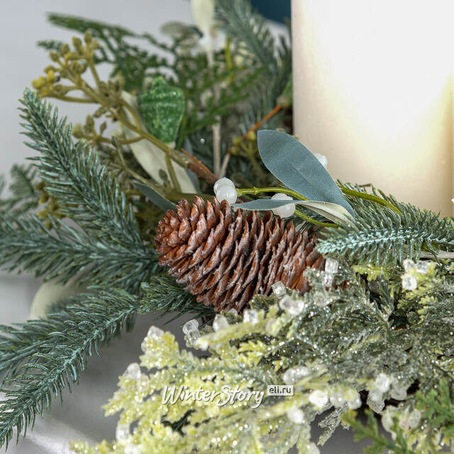 Венок-подсвечник Alva 35 см с шишками и белыми цветами Edelman