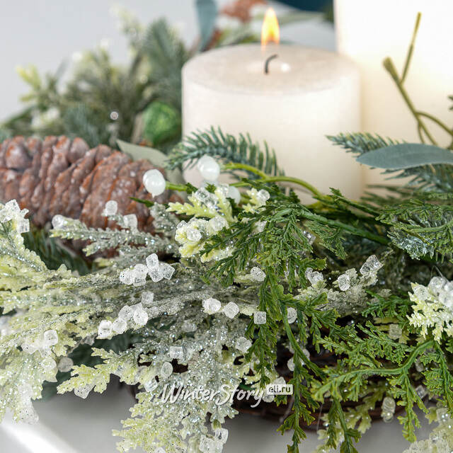 Венок-подсвечник Alva 35 см с шишками и белыми цветами Edelman