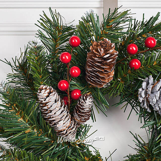 Венок Сказка заснеженный 30 см с шишками и ягодами, ПВХ National Tree Company