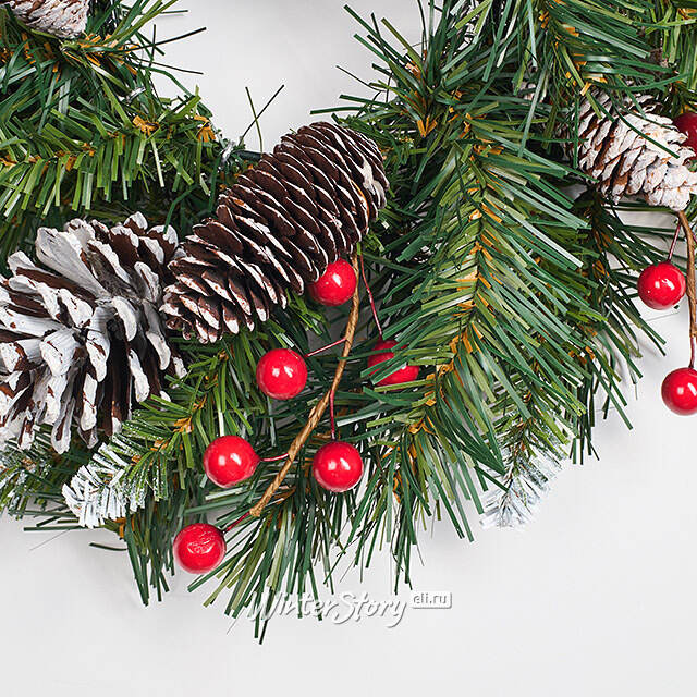 Венок Сказка заснеженный 30 см с шишками и ягодами, ПВХ National Tree Company