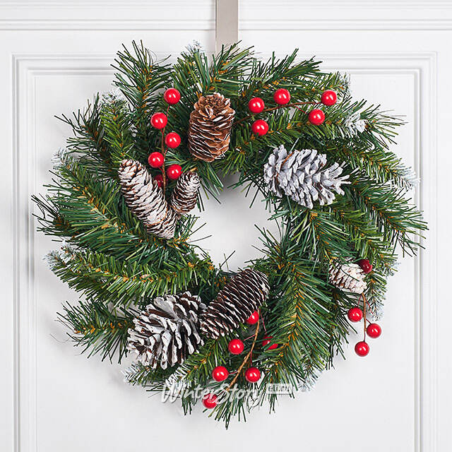 Венок Сказка заснеженный 30 см с шишками и ягодами, ПВХ National Tree Company