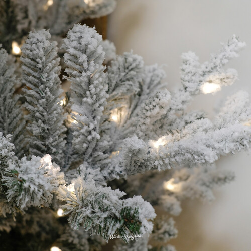 Искусственная елка с лампочками Tolga заснеженная 228 см, 700 теплых белых LED ламп, ЛИТАЯ + ПВХ, с деревянной подставкой Nordic Collection