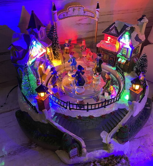 Светящаяся композиция Танцы на катке в ChristmasVille 27*25 см, с движением и музыкой Kaemingk