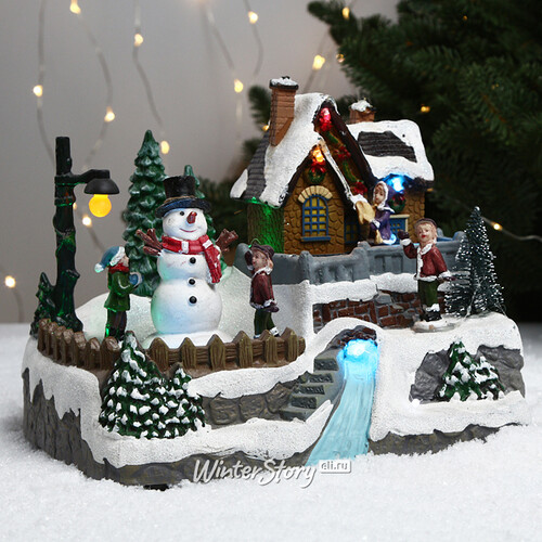 Светящаяся композиция Christmas Village: Добро пожаловать, мистер Снеговик 21*16 см, с движением и музыкой, на батарейках Kaemingk
