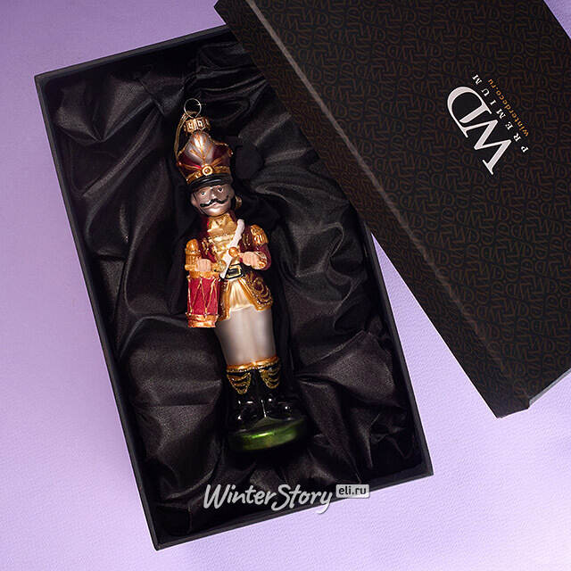 Елочная игрушка Барабанщик Уильям из королевства Дрейкерк 18 см в подарочной коробке, стекло Winter Deco