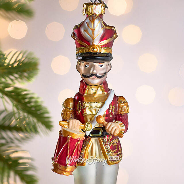Елочная игрушка Барабанщик Уильям из королевства Дрейкерк 18 см, стекло Winter Deco