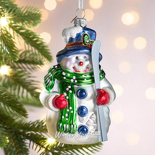 Елочная игрушка Снеговик Лейтон с лыжами 13 см, стекло Winter Deco