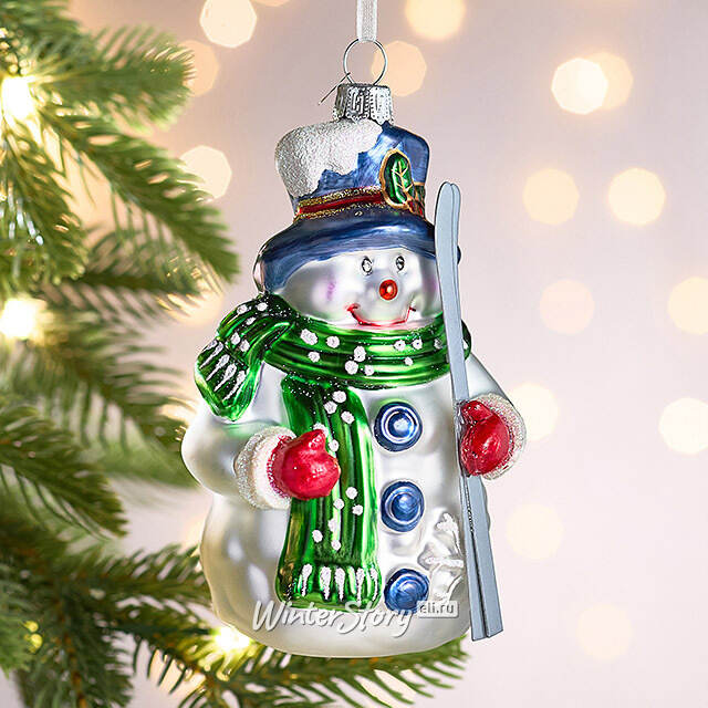 Елочная игрушка Снеговик Лейтон с лыжами 13 см, стекло Winter Deco