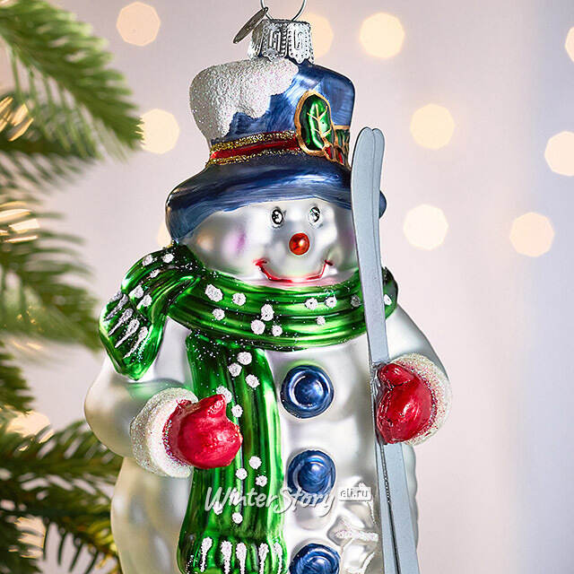 Елочная игрушка Снеговик Лейтон с лыжами 13 см, стекло Winter Deco