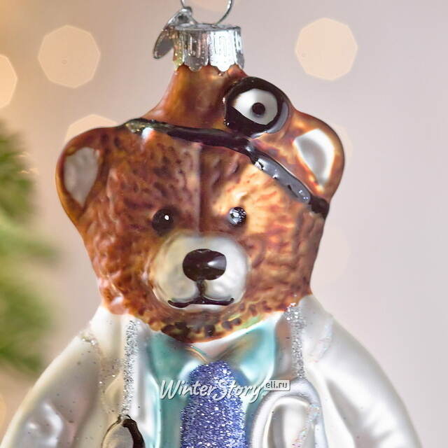 Елочная игрушка Медведь Кристофер в костюме доктора 13 см, стекло Winter Deco
