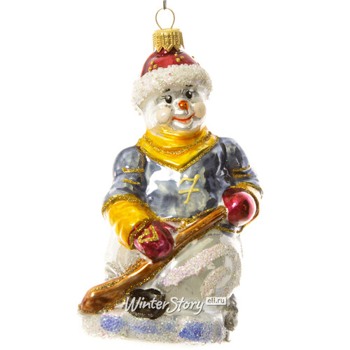 Стеклянная елочная игрушка Снеговик - хоккеист в голубой футболке 12 см, подвеска Irena Co
