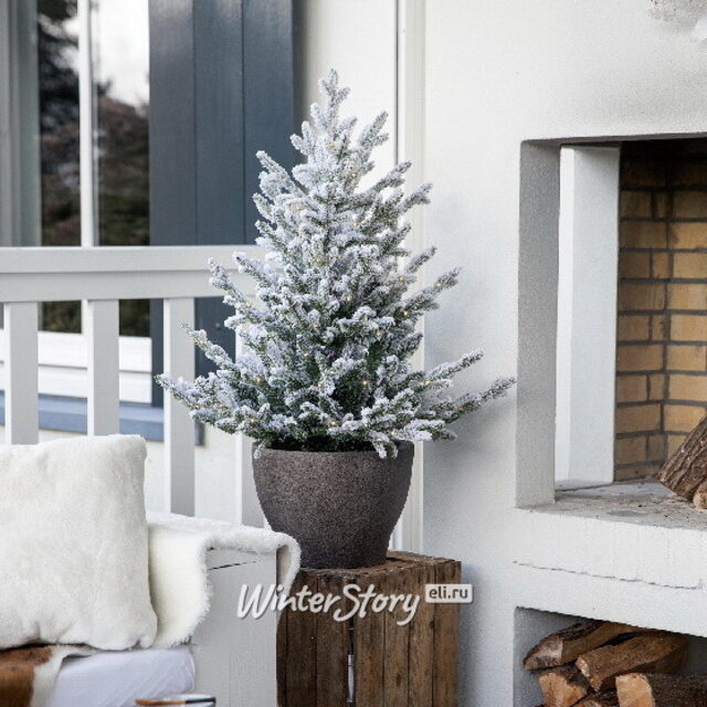 Искусственная елка с лампочками Norway 120 см заснеженная в кашпо, 80 теплых белых ламп на батарейках, контроллер, ЛИТАЯ + ПВХ, IP44, уцененная Kaemingk