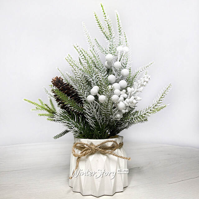 Новогодняя экибана в кашпо Дайон из еловых веток, шишек и ягод 35 см Christmas Deluxe (Кристмас Делюкс)