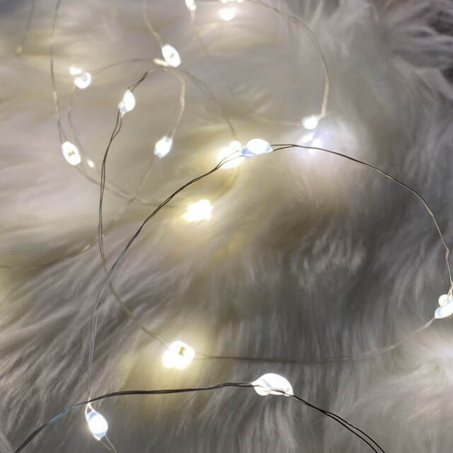 Светодиодная гирлянда Капельки Grande на батарейках 1 м, 10 теплых белых мини LED ламп, серебряная проволока, IP20 Koopman