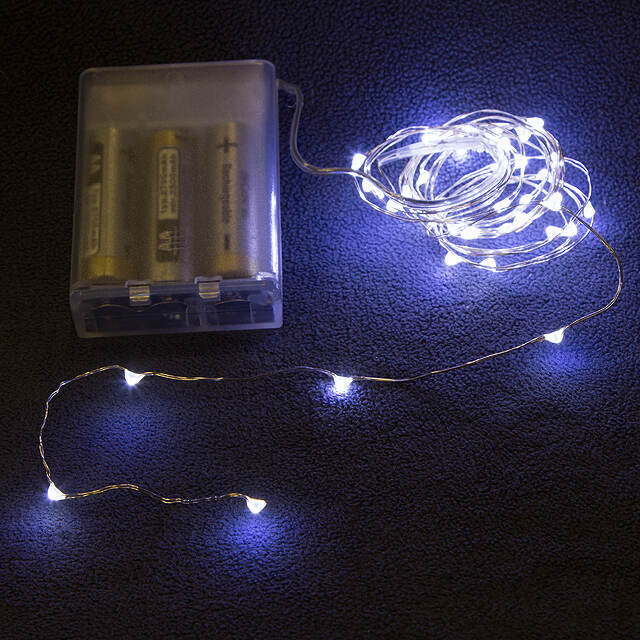 Светодиодная гирлянда Капельки на батарейках 40 холодных белых мини Led ламп 2 м, серебряная проволока, IP20 Koopman (Купман)