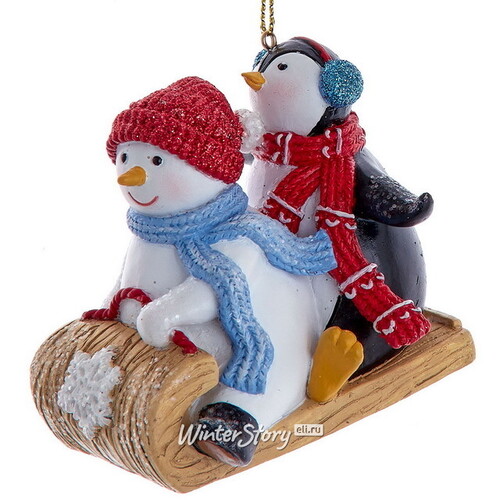 Елочная игрушка Снеговичок Олли с Пингвиненком на санях - Веселые Каникулы 8 см, подвеска Kurts Adler