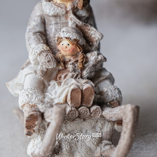 Новогодняя фигурка Winter Fun: Девочка Эйла с куклой на санях 11 см Goodwill