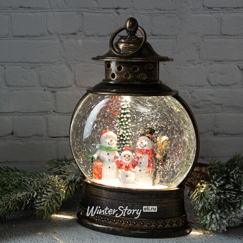 Новогодний фонарик - снежный шар Семейство Снеговичков Фрости 28 см, LED  подсветка, на батарейках купить в интернет-магазине Winter Story eli.ru,  ID71024
