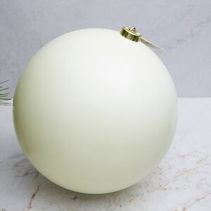 Пластиковый шар 20 см молочный глянцевый Winter Deco фото 1