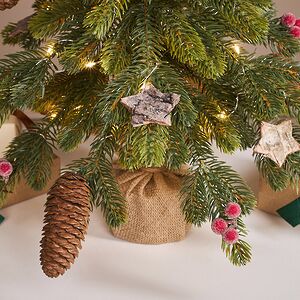 Елка настольная с лампочками 50 см Форест Бьюти, 50 теплых белых LED ламп, на батарейках, с ягодами и шишками, ЛИТАЯ 100% Winter Deco фото 5