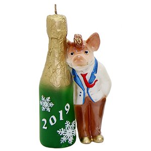 Свеча Мистер Свин с шампанским 15 см в коричневых брюках Снегурочка фото 1