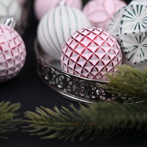 Набор пластиковых шаров Divine 6-8 см, 24 шт, белый с розовым Winter Deco фото 4