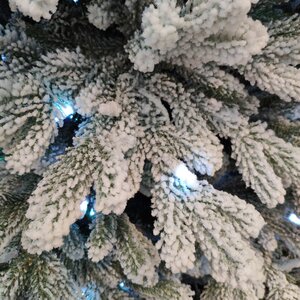 Искусственная елка с огоньками Гамильтон заснеженная 213 см, 600 холодных белых ламп, ЛИТАЯ + ПВХ National Tree Company фото 4